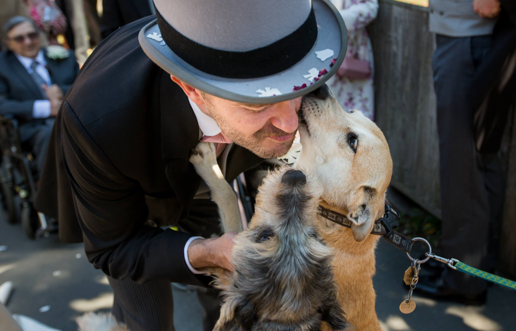 grooms pet candid natural wedding photography s urwin oxfordshire photographer