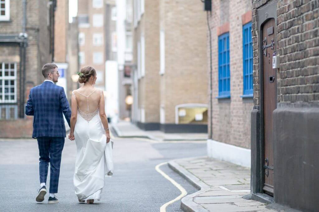 09 bride groom in marylebone street near st marys church bryanston square london oxfordhire wedding photography