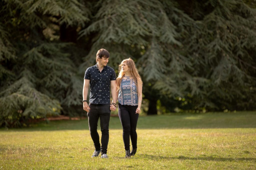 couples evening sunset stroll oxford centre park engagement photo shoot oxfordshire wedding photography