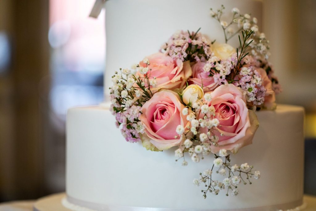 cake icing roses lansdowne club mayfair oxfordshire wedding photography