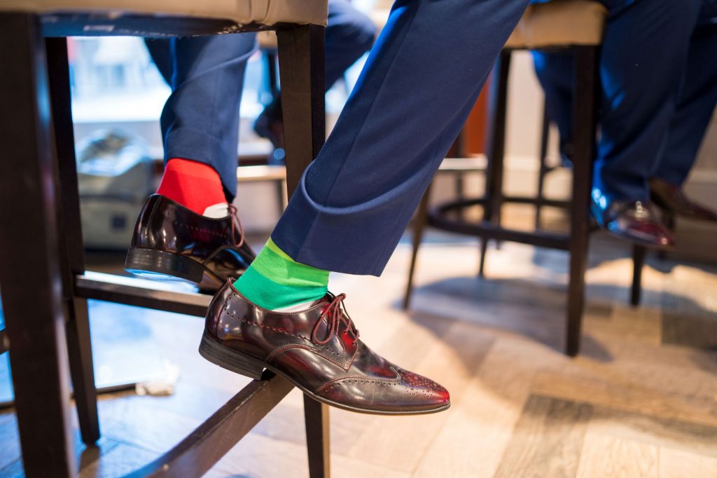 groomsmans colourful socks windsor pub oxford wedding photographers