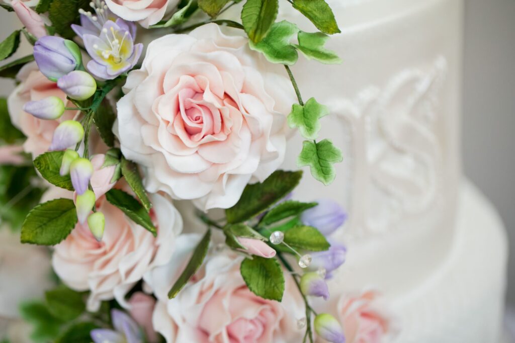 wedding cake iced roses de vere beaumont hotel windsor oxford wedding photography