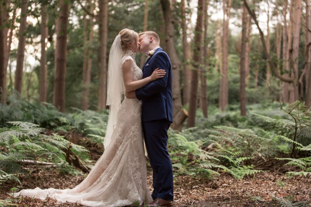 111 bride grooms forest kiss tarporley cheshire oxfordshire wedding photography