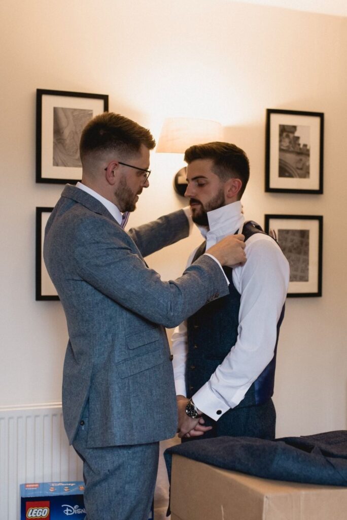 27 groom fastens groomsmans tie tortworth court gloucestershire oxford wedding photographers