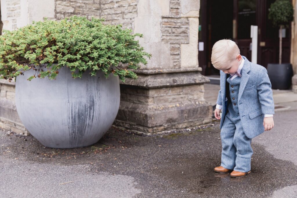 35 toddler guest finds puddle tortworth court gloucestershire oxfordshire wedding photographer