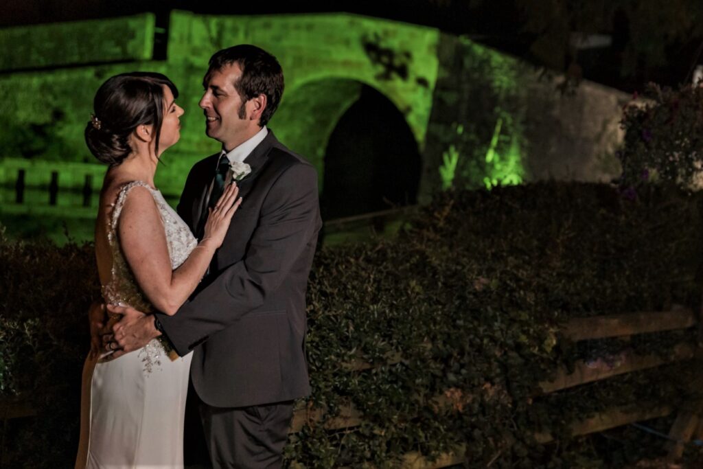 101 bride grooms romantic twilight moment ye olde swan wedding barn radcot s r urwin photographers oxfordshire