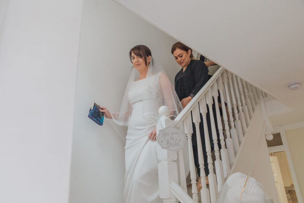 21 bride descends stairs oxford oratory wedding s r urwin photography oxfordshire