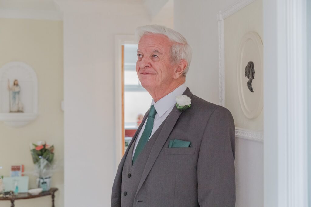 22 father of bride awaits daughter oxford oratory wedding s r urwin photographer oxfordshire
