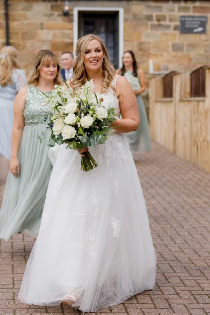 27 bride carries bouquet horsley lodge hotel wedding s r urwin photography oxfordshire
