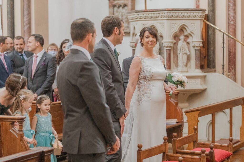 36 bride grooms alter greeting oxford oratory wedding s r urwin photography oxfordshire