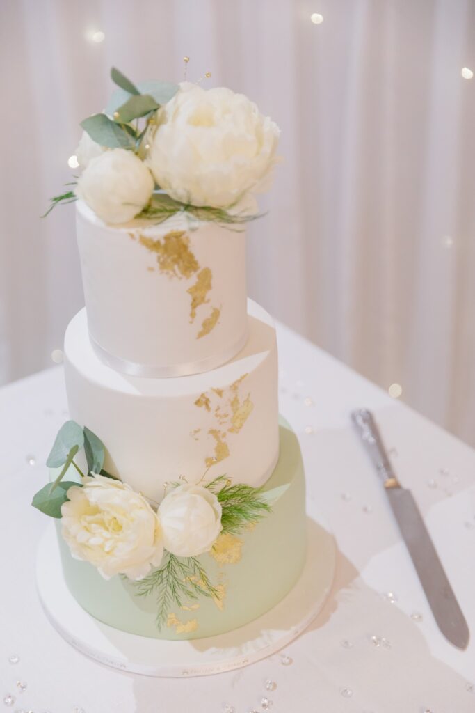 65 wedding cake horsley lodge golf club reception s r urwin photographer oxfordshire