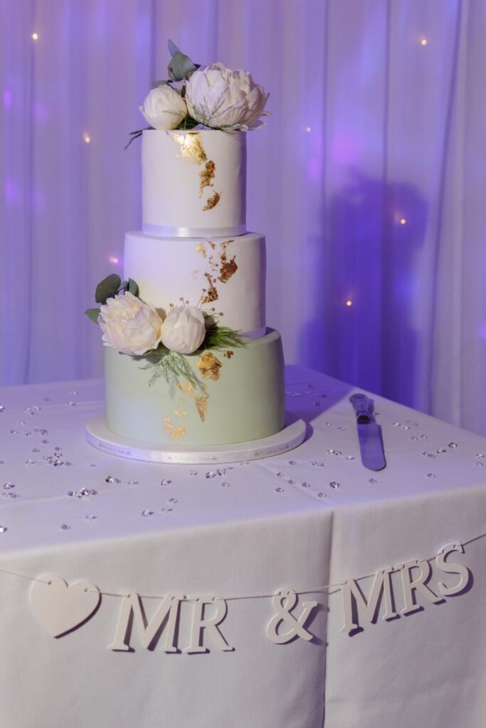 79 mr mrs table sign cake cutting ceremony horsley lodge golf club reception derby oxfordshire wedding photographer