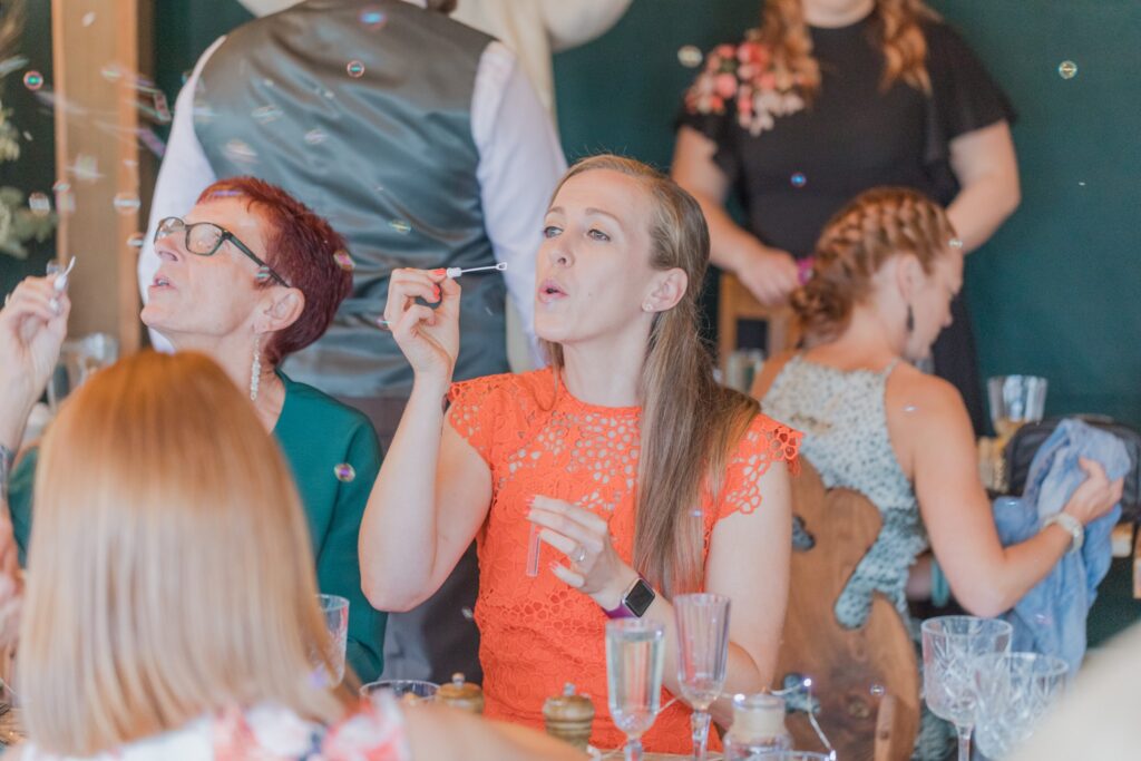 80 reception guests blow bubbles ye olde swan wedding barn s r urwin photographers oxfordshire