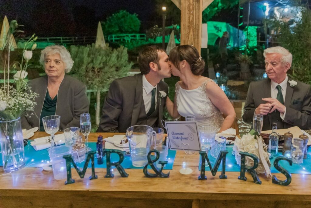 91 bride grooms top table kiss ye olde swan wedding barn radcot s r urwin photographer oxfordshire
