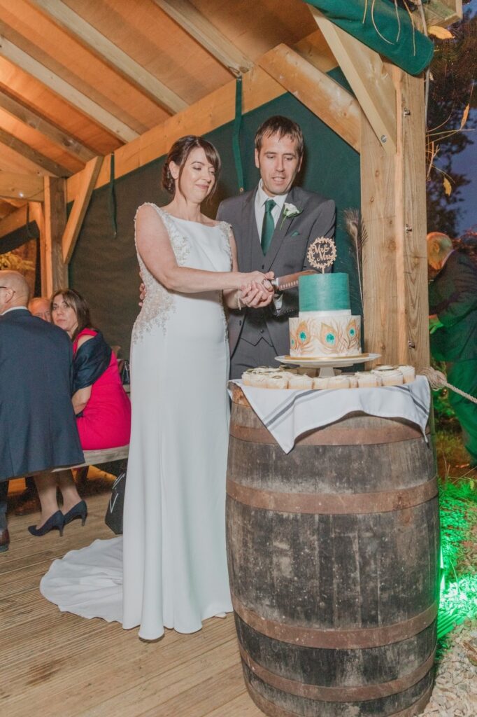 93 cake cutting ceremony ye olde swan wedding barn radcot s r urwin photography oxfordshire