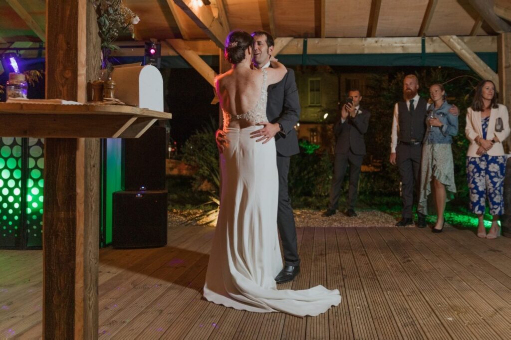 95 guests enjoy bride grooms first dance ye olde swan wedding barn radcot s r urwin photographers oxfordshire