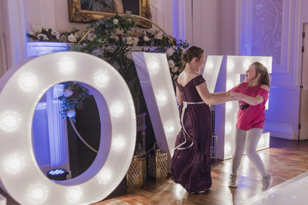 139 young guests dance shrewsbury venue oxfordshire wedding photographer