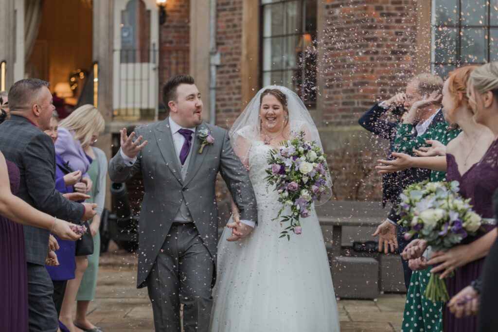 88 confetti showers bride groom shrewsbury venue oxfordshire wedding photographer