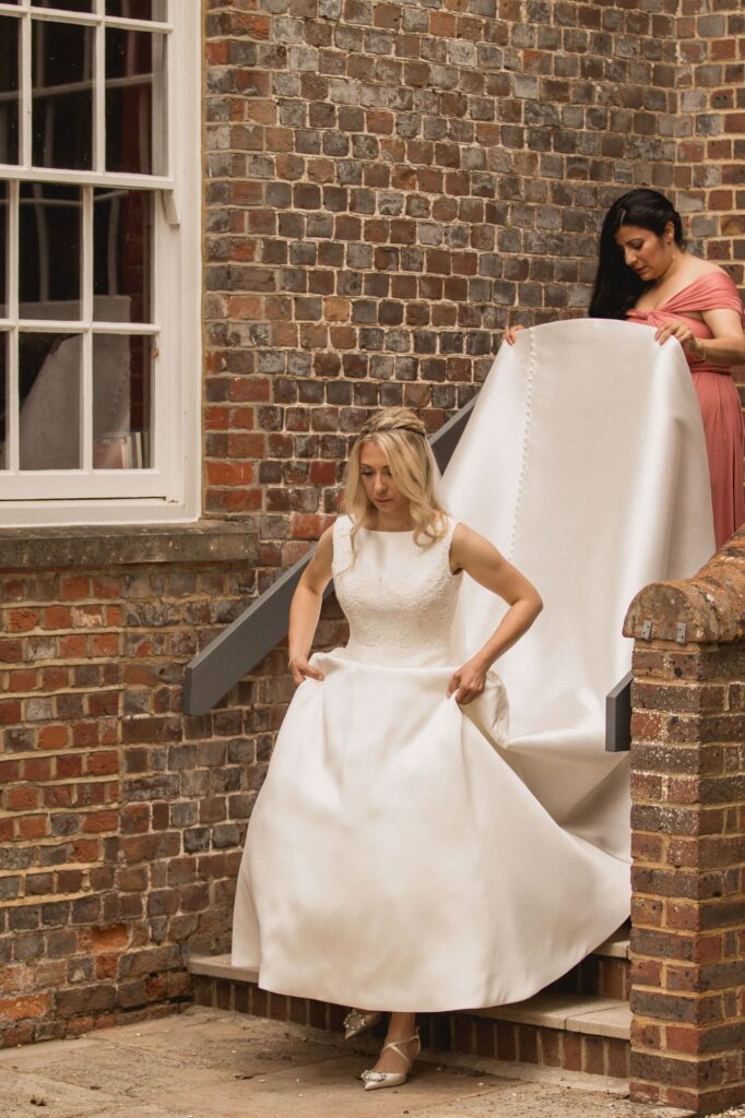 26 bride descends steps wasing park wedding venue aldermaston s r urwin oxford photographers