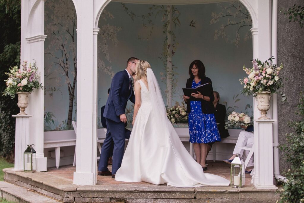 43 bride grooms first kiss berkshire wedding s r urwin oxford photographers