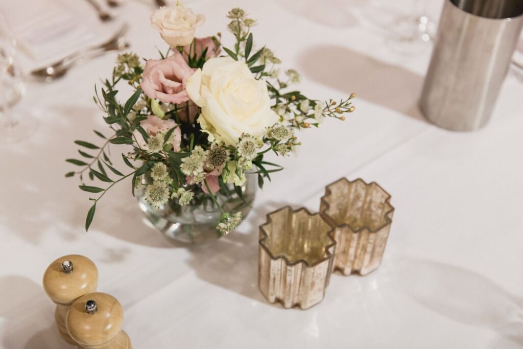 57 floral table arrangement berkshire wedding s r urwin oxford photographer