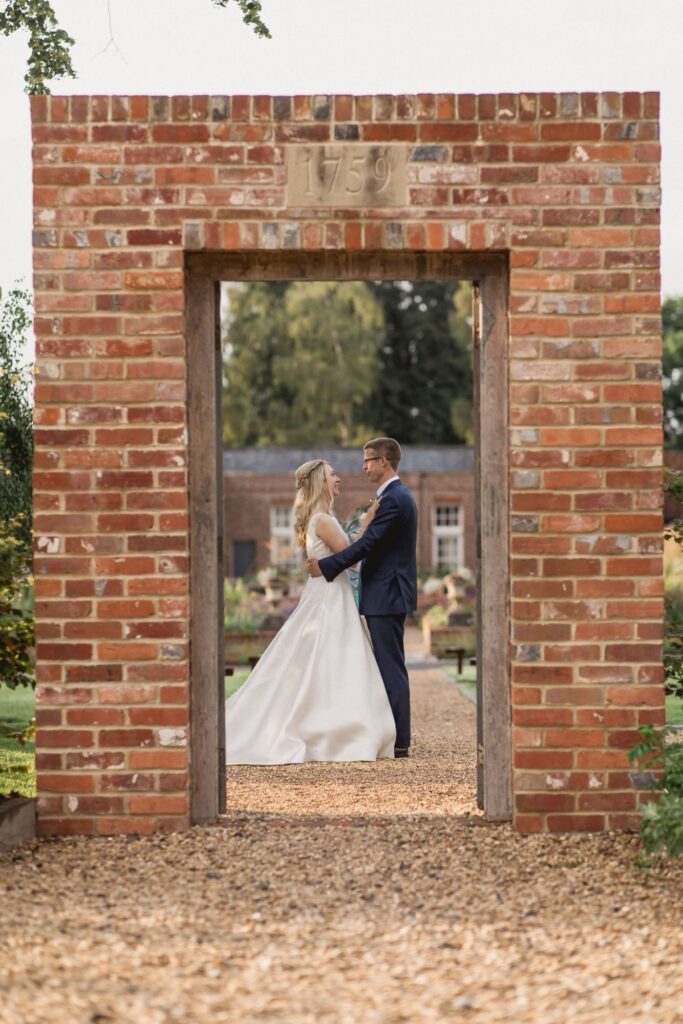 76 bride grooms romantic garden moment aldermaston wedding berkshire s r urwin photography oxfordshire