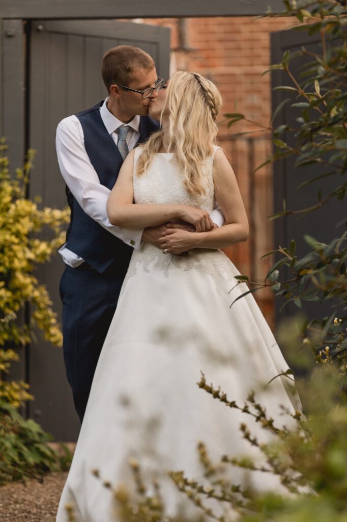 79 bride grooms romantic kiss aldermaston wedding grounds berkshire s r urwin oxfordshire photographer