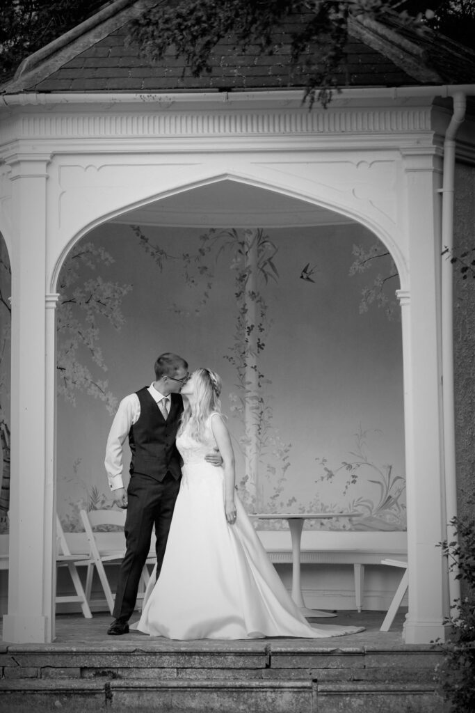 80 bride groom kiss under arch aldermaston wedding berkshire s r urwin oxfordshire photographers