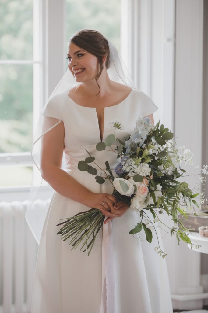 61 bride carries bouquet thorrganby venue north yorkshire oxfordshire wedding photographers