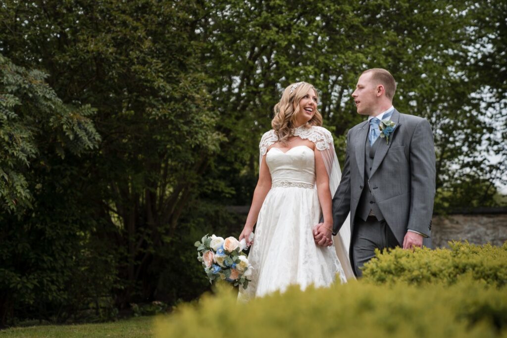 126 bride groom stroll ihg hotel gardens sandford oxford oxfordshire wedding photographers