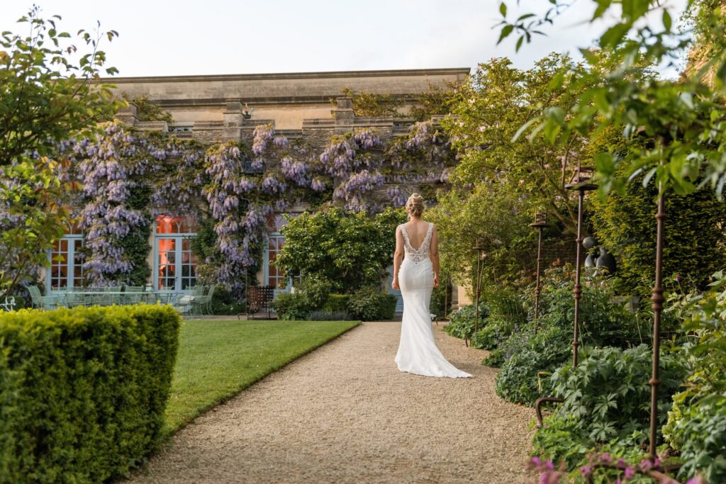 130 bride strolls alone euridge manor gardens chippenham wiltshire oxfordshire wedding photography