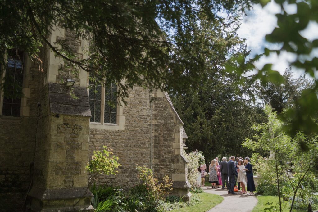 23 guests arrive headington quarry parish churchyard oxford oxfordshire wedding photographer