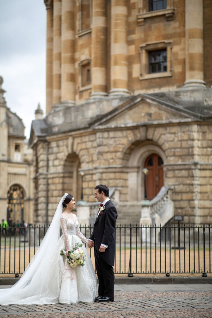 24 bride grooms romantic moment radcliffe camera oxford oxfordshire wedding photography