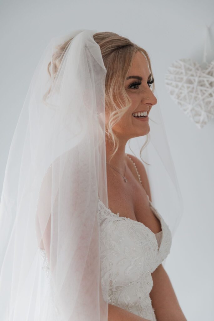 30 smiling brides veil bridal prep oxford oxfordshire wedding photographers