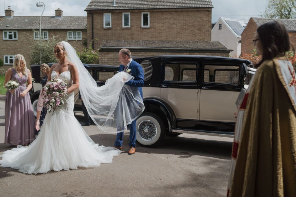39 priest greets bride headington quarry parish church oxford oxfordshire wedding photography