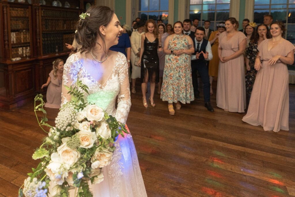 139 bride looks back prestwold hall bouquet tossing ceremony leicestershire oxfordshire wedding photographer